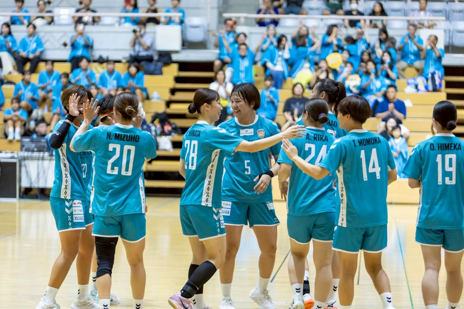 試合中に集まるラティーダ琉球の選手たち